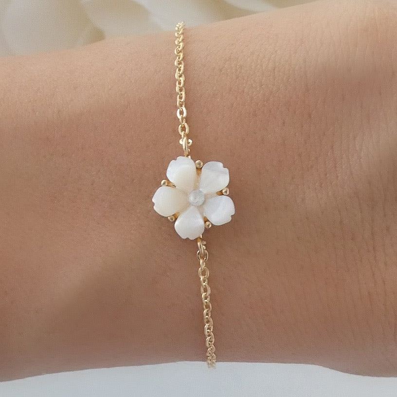 Whie Flower Pendant Bracelet