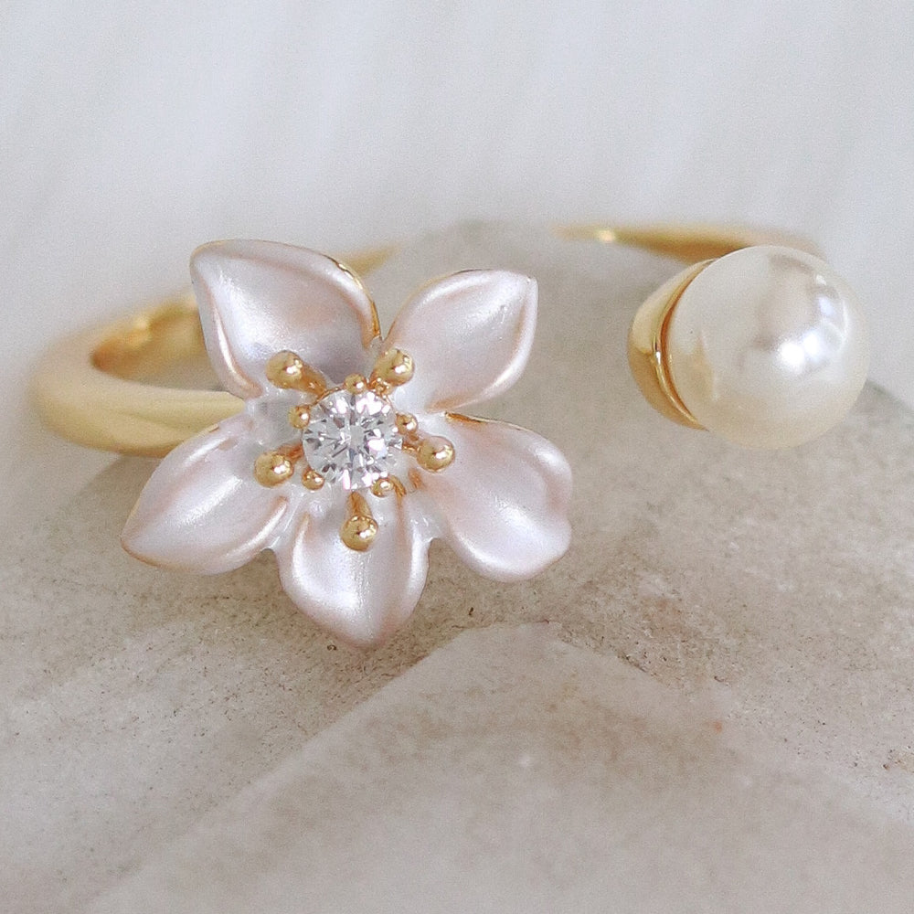 Flower & Pearl Ring (White)